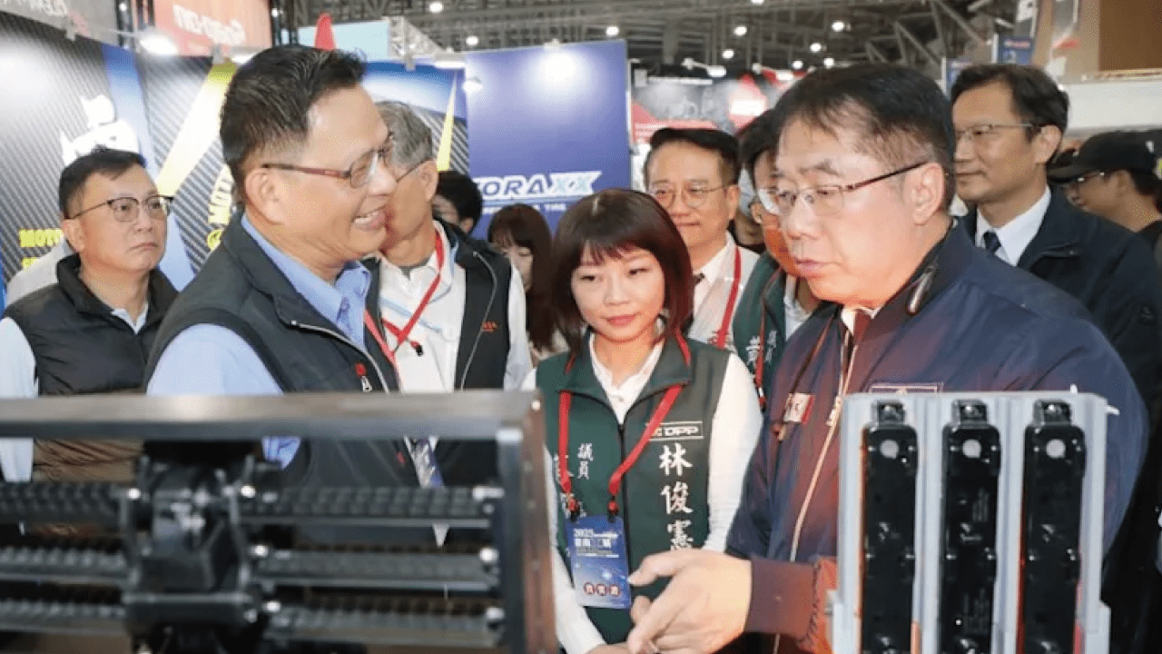 Mayor Huang Wei-che listens to a briefing from Tainan auto parts manufacturers.(Photo courtesy of the Tainan City Economic Development Bureau)